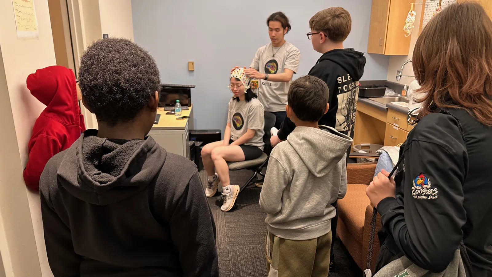Tzu Yao and Andrea demonstrating EEG