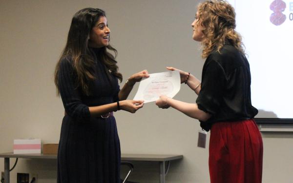 ruchika presenting lauren with best poster presentation award